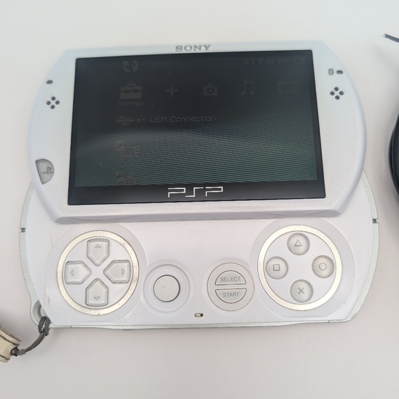 Sony PSP Playstation Portable Go N-1001 Console White with 12 GB memory card - Picture 6 of 9